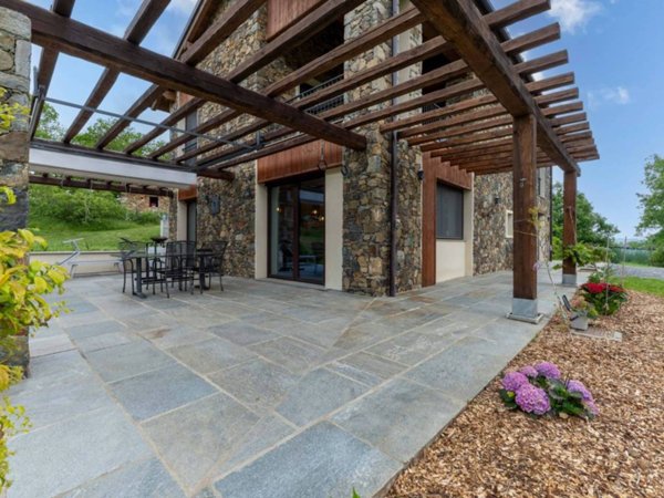 casa indipendente in vendita a Cairo Montenotte in zona Bragno