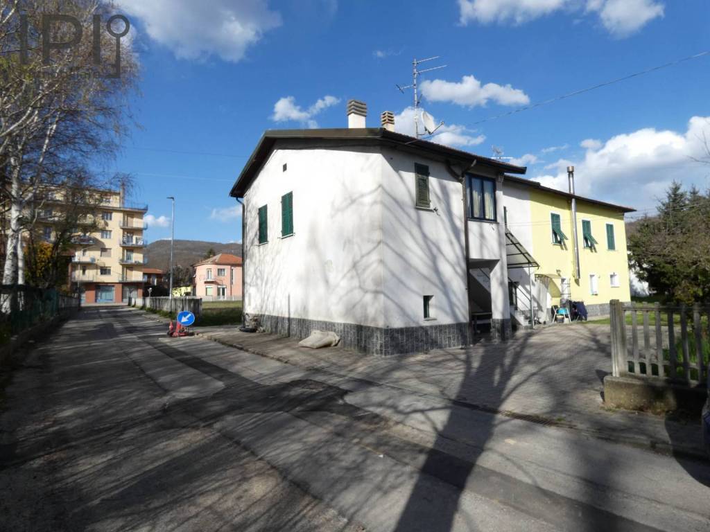 casa indipendente in vendita a Cairo Montenotte in zona Bragno