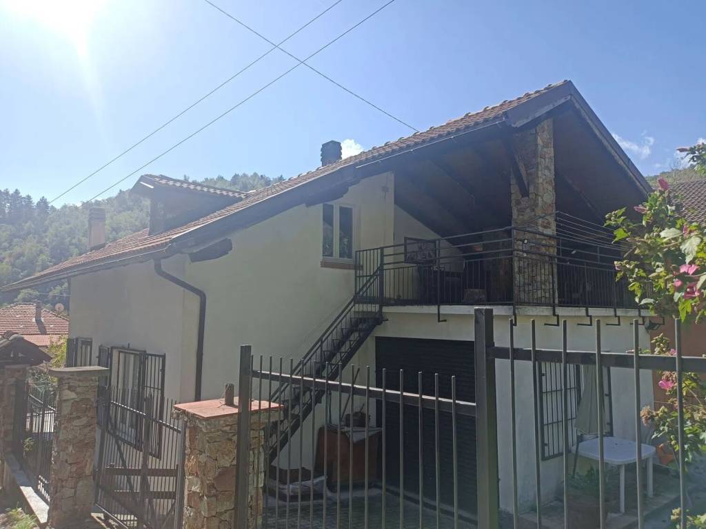 casa indipendente in vendita a Calizzano