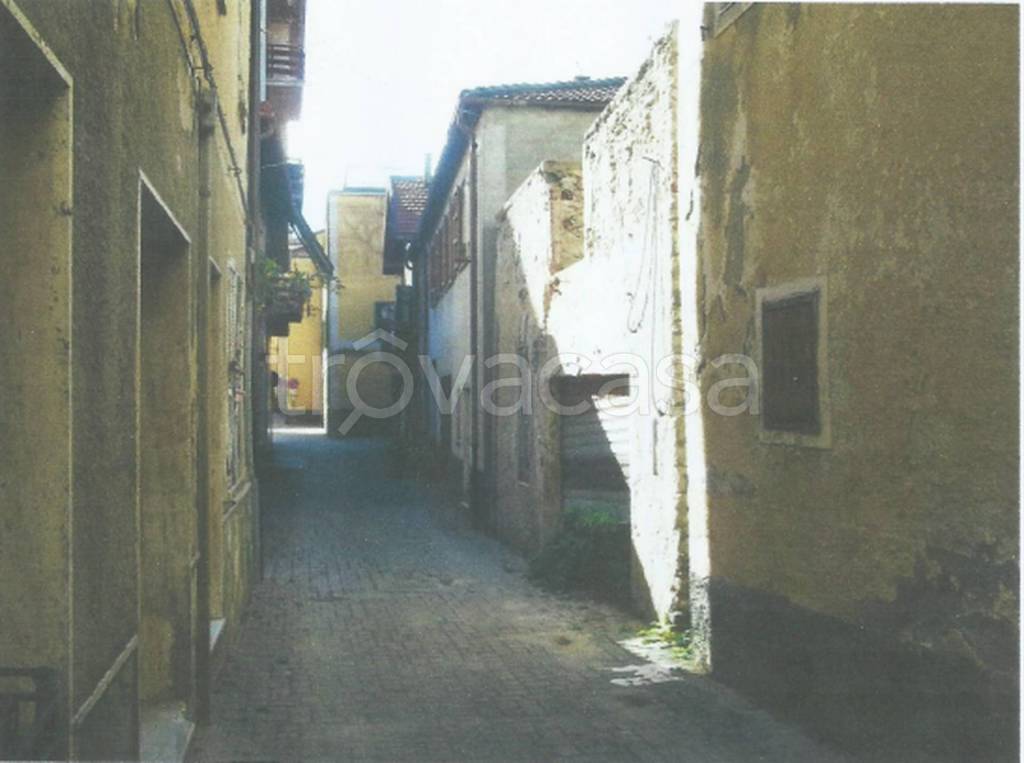 locale commerciale in vendita a Calizzano