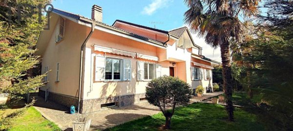casa indipendente in vendita a Carcare