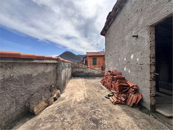 pentavano in vendita a Casanova Lerrone in zona Vellego