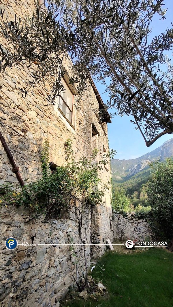 pentavano in vendita a Castelbianco in zona Oresine