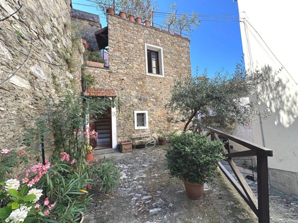 casa indipendente in vendita a Castelvecchio di Rocca Barbena in zona Vecersio