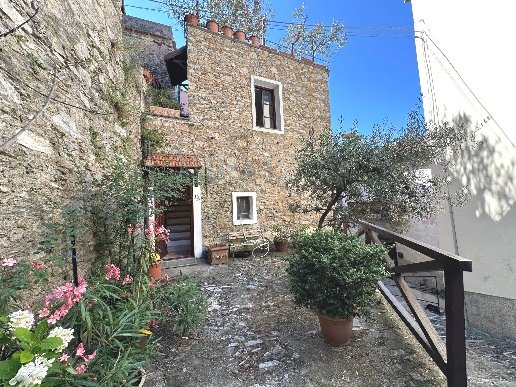casa indipendente in vendita a Castelvecchio di Rocca Barbena in zona Vecersio