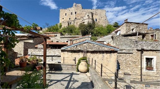 casa indipendente in vendita a Castelvecchio di Rocca Barbena