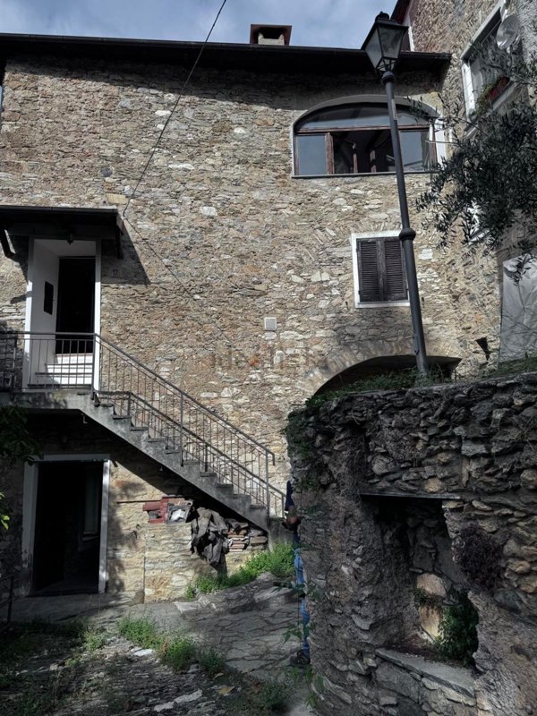 casa indipendente in vendita a Castelvecchio di Rocca Barbena in zona Vecersio