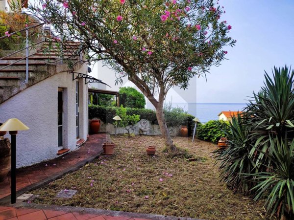casa indipendente in vendita a Celle Ligure in zona Pecorile