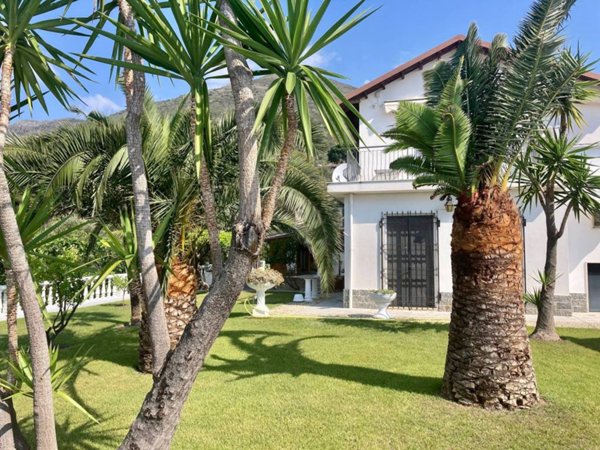 casa indipendente in vendita a Ceriale