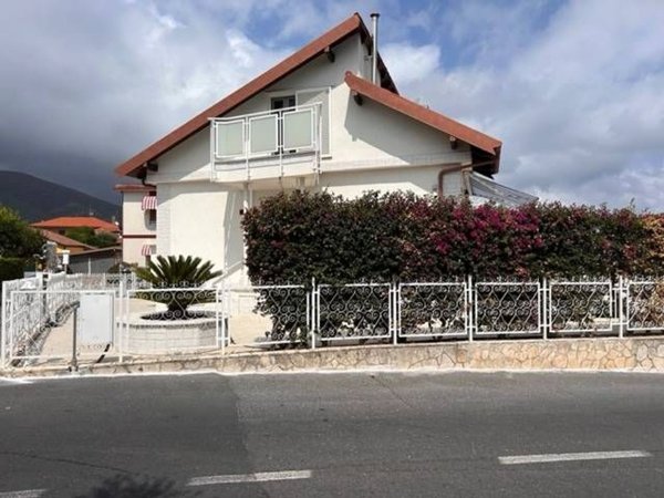 casa indipendente in vendita a Ceriale