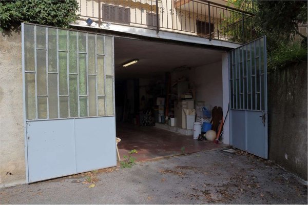 locale di sgombero in vendita a Ceriale