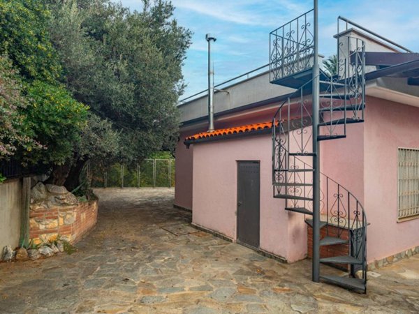 casa indipendente in vendita a Ceriale