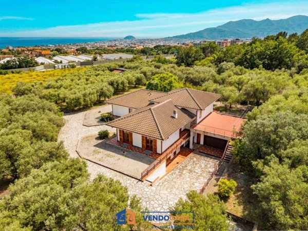 casa indipendente in vendita a Ceriale