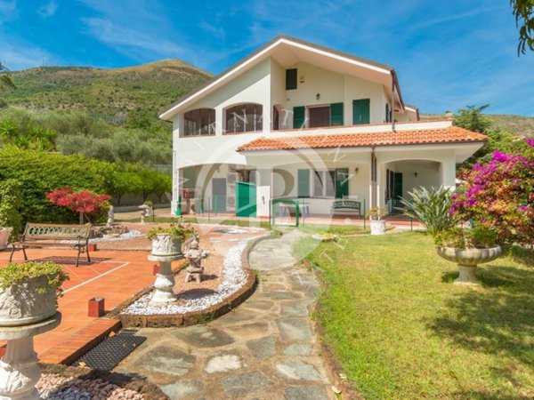 casa indipendente in vendita a Ceriale