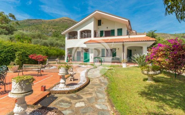 casa indipendente in vendita a Ceriale