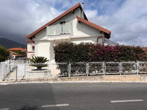 casa indipendente in vendita a Ceriale
