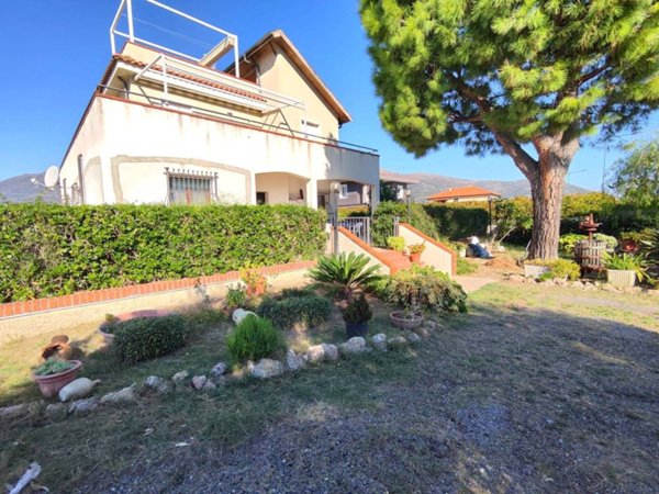 casa indipendente in vendita a Ceriale