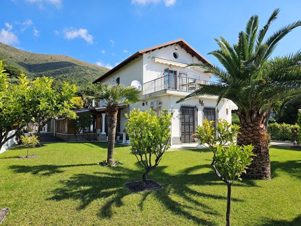 casa indipendente in vendita a Ceriale