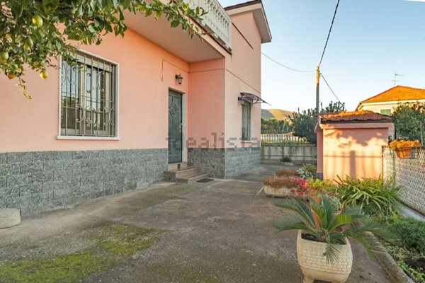 casa indipendente in vendita a Ceriale