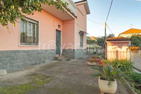 casa indipendente in vendita a Ceriale