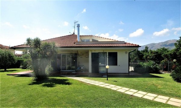 casa indipendente in vendita a Ceriale