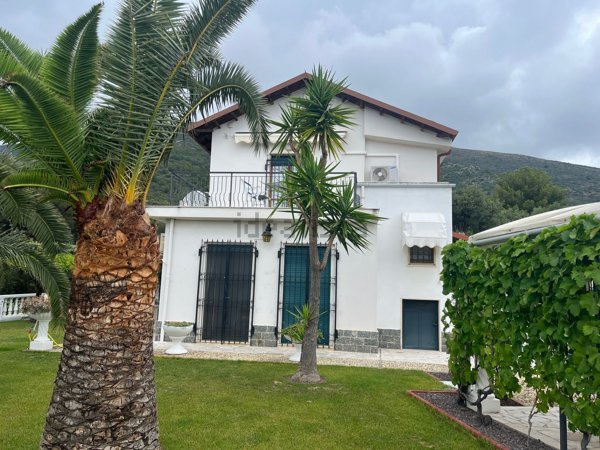 casa indipendente in vendita a Ceriale