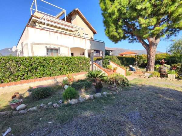 casa indipendente in vendita a Ceriale