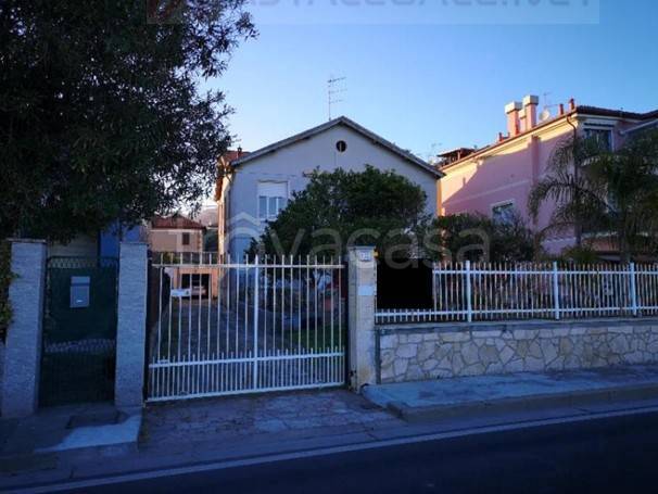 casa indipendente in vendita a Ceriale