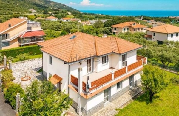 casa indipendente in vendita a Ceriale