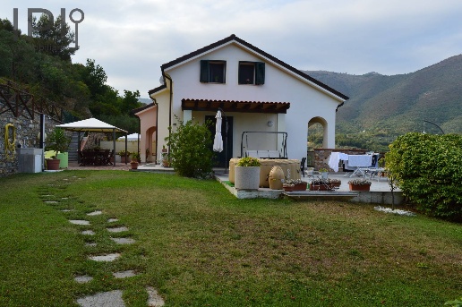 casa indipendente in vendita a Cisano sul Neva