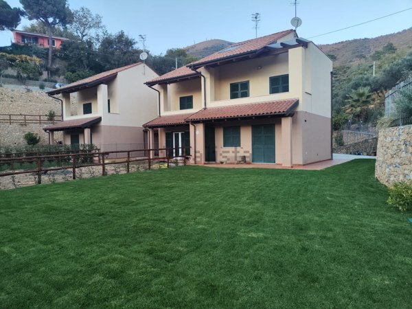 casa indipendente in vendita a Cisano sul Neva