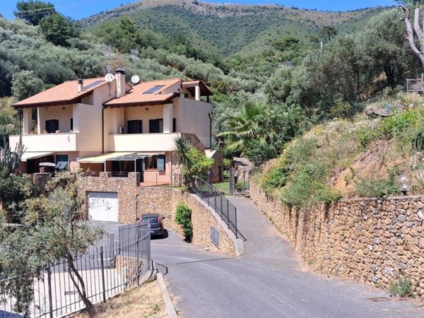 casa indipendente in vendita a Cisano sul Neva in zona Conscente