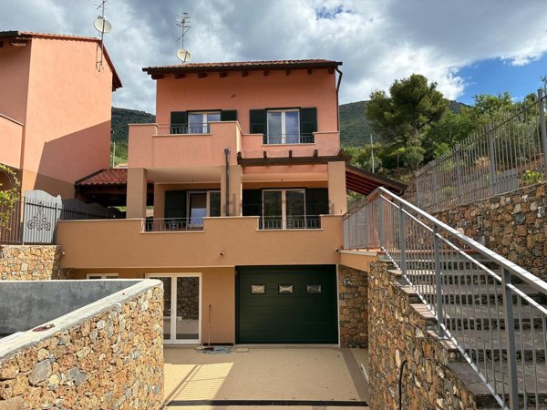 casa indipendente in vendita a Cisano sul Neva in zona Conscente