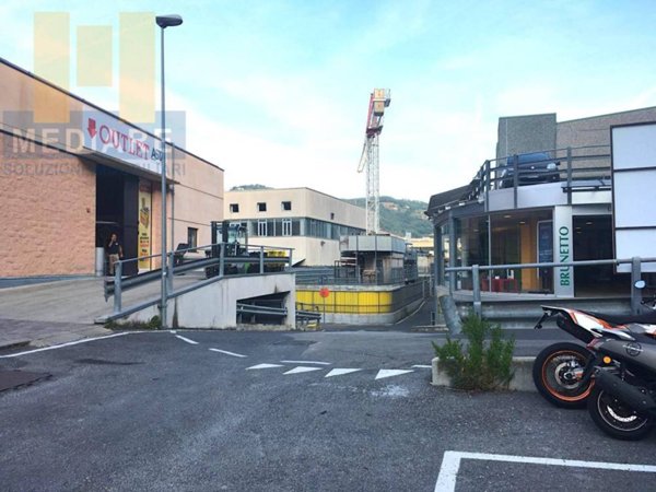 locale commerciale in vendita a Finale Ligure