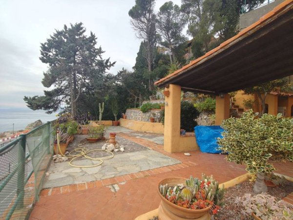 appartamento in vendita a Finale Ligure in zona Varigotti