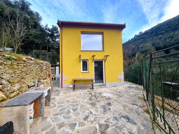 casa indipendente in vendita a Finale Ligure in zona Calvisio