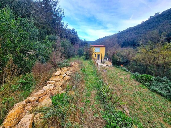casa indipendente in vendita a Finale Ligure in zona Calvisio