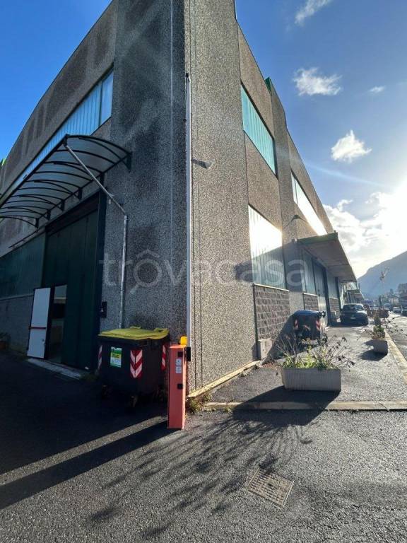 locale commerciale in vendita a Finale Ligure