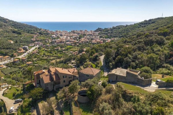 casa indipendente in vendita a Finale Ligure in zona Calvisio