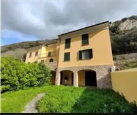 locale commerciale in vendita a Finale Ligure in zona Calvisio