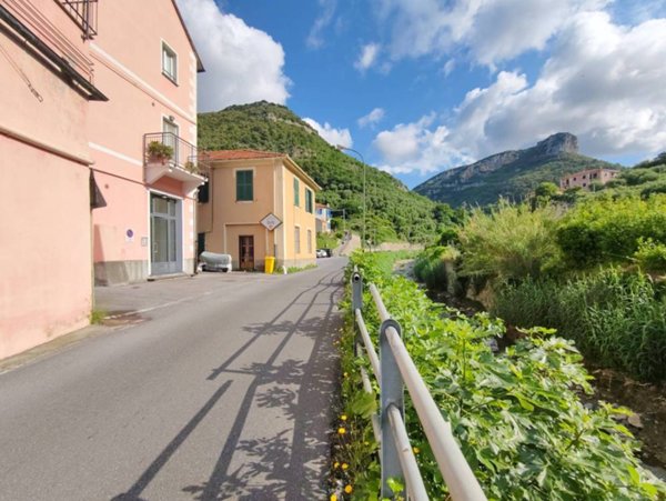 appartamento in vendita a Finale Ligure in zona Calvisio