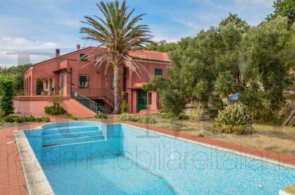 casa indipendente in vendita a Finale Ligure in zona Calvisio