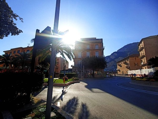 locale commerciale in vendita a Finale Ligure