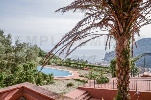 casa indipendente in vendita a Finale Ligure in zona Calvisio