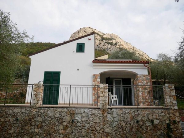 casa indipendente in vendita a Finale Ligure in zona Perti