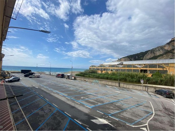 esavano in vendita a Finale Ligure