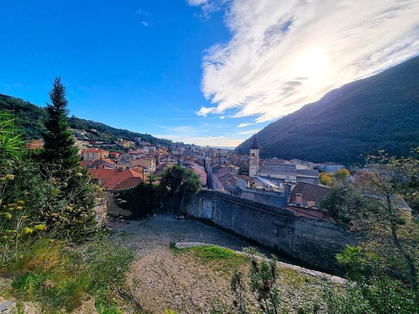 appartamento in vendita a Finale Ligure in zona Perti