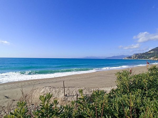 appartamento in vendita a Finale Ligure in zona Varigotti