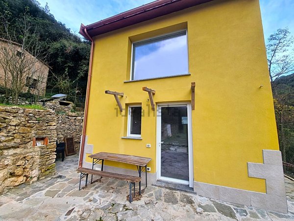 casa indipendente in vendita a Finale Ligure in zona Calvisio