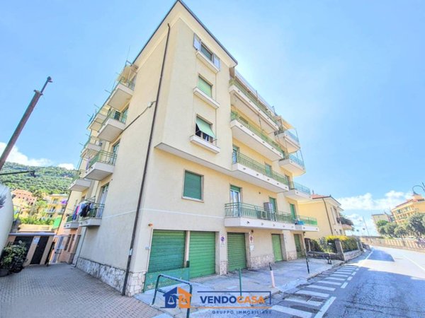 locale commerciale in vendita a Finale Ligure